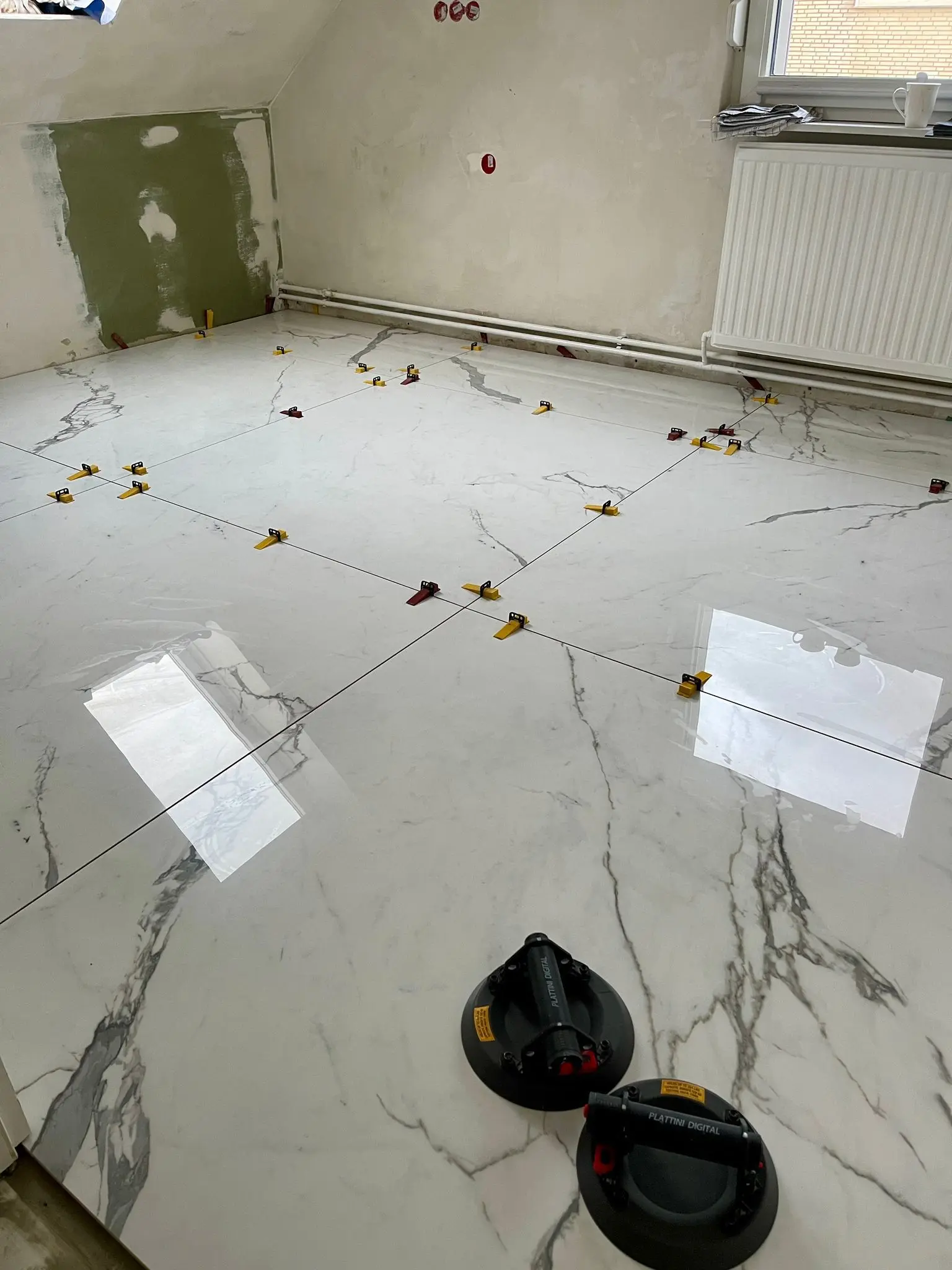 Riesen-Fliesen im Wohnzimmer